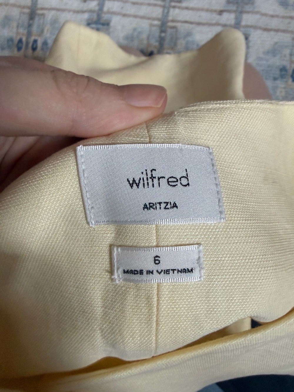 Aritzia regal linen vest size 6 butter yellow - Picture 4 of 5